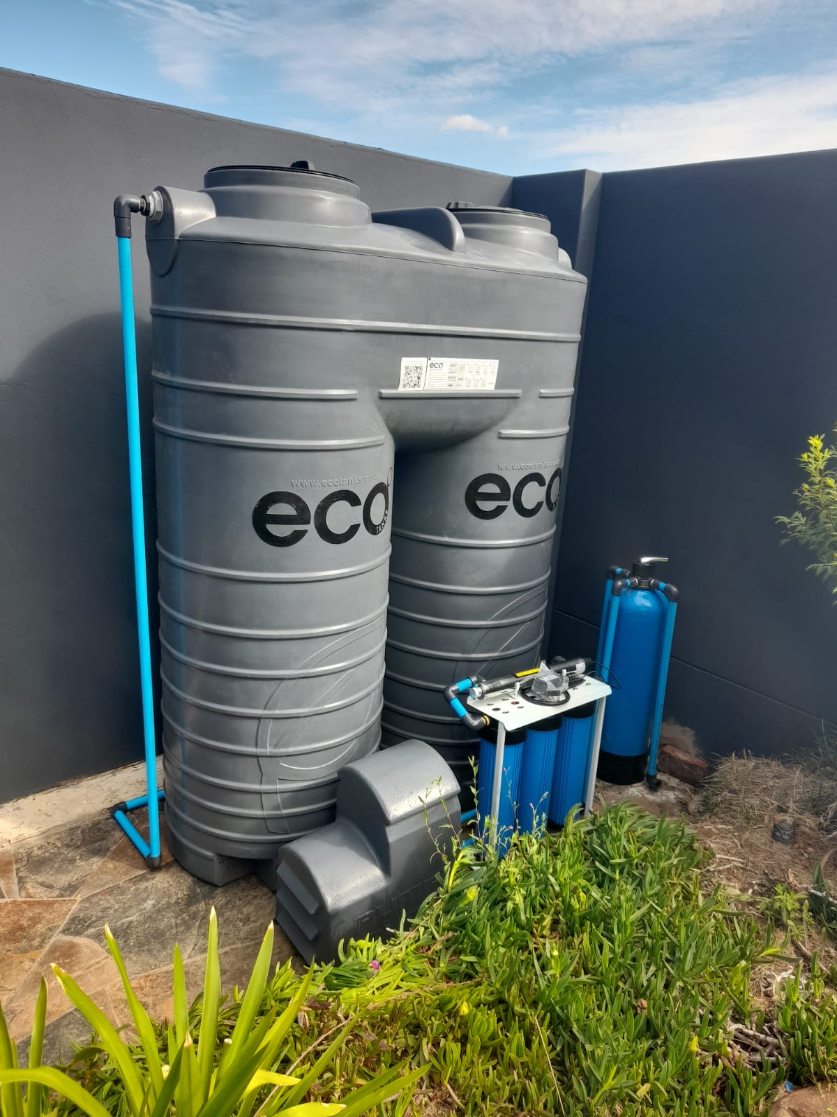 JoJo double water tank with smaller blue tanks